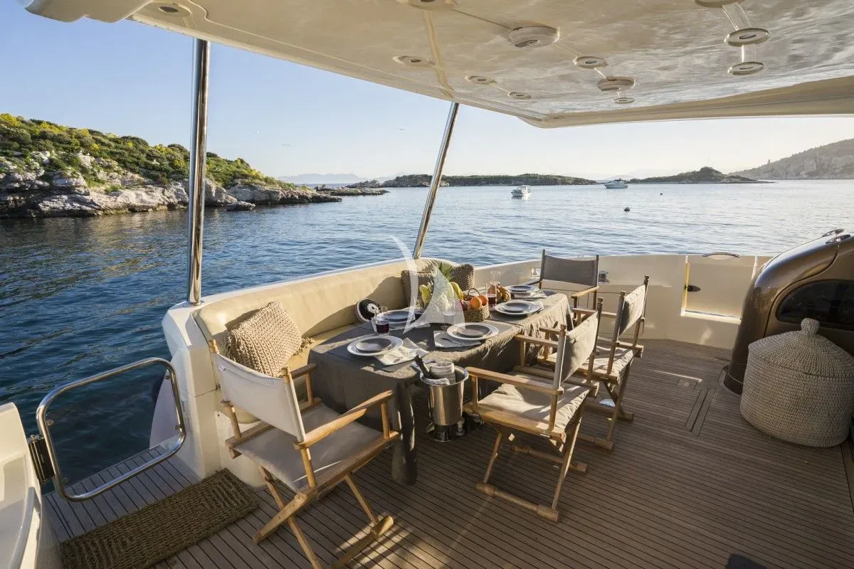 MEDUSA Azimut 68 - aft deck alfresco dining area