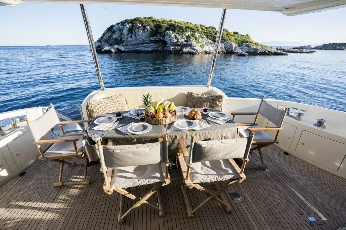 MEDUSA Azimut 68 - aft deck