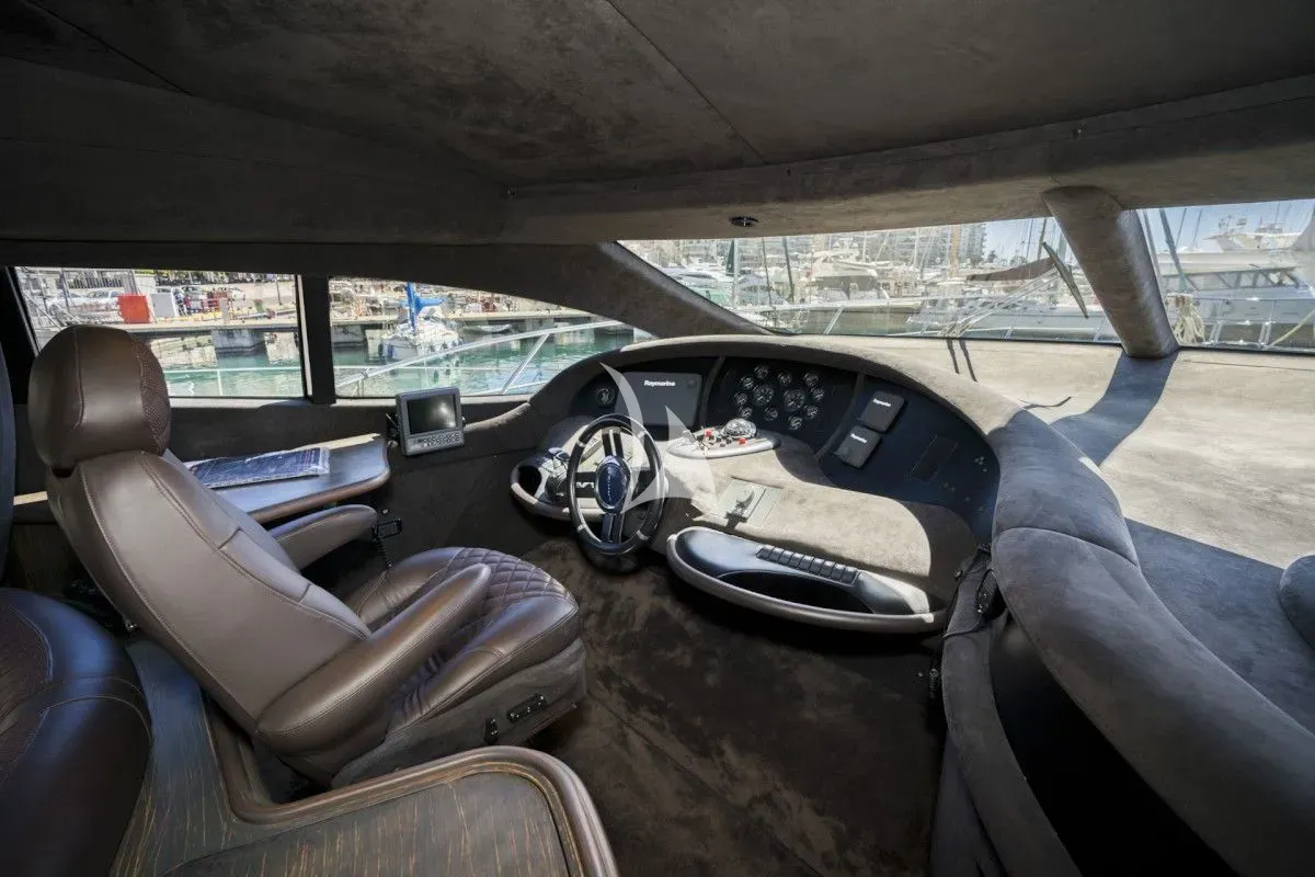 MEDUSA Azimut 68 - cockpit