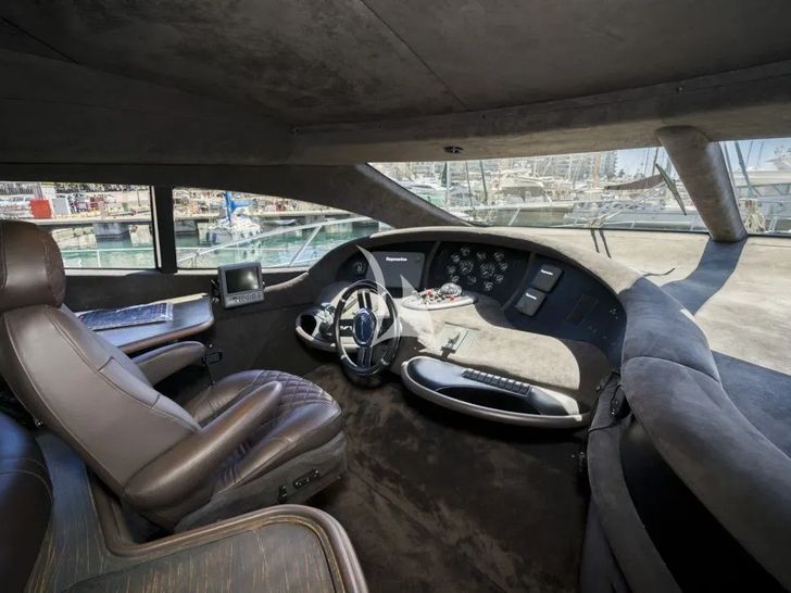 MEDUSA Azimut 68 - cockpit MEDUSA Azimut 68 - cockpit