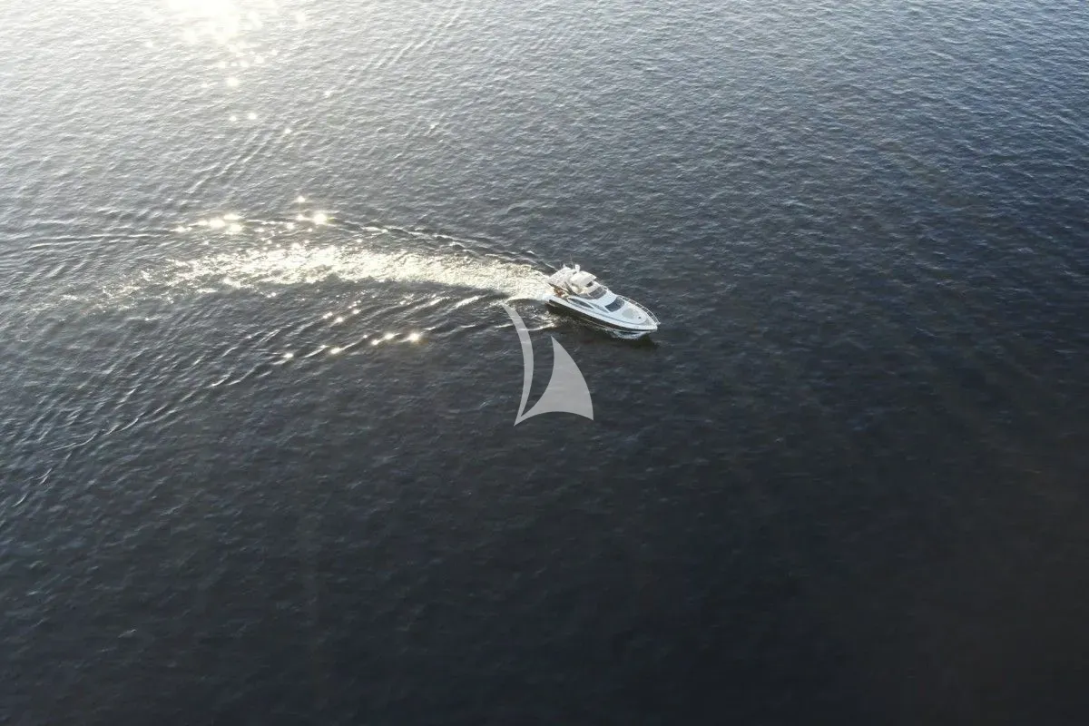 MEDUSA Azimut 68 - cruising across the waterline