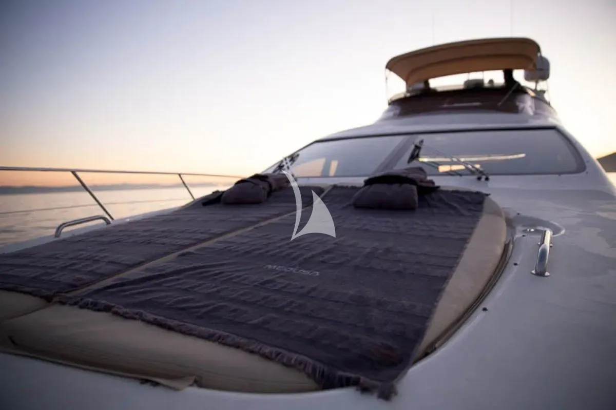 MEDUSA Azimut 68 - foredeck