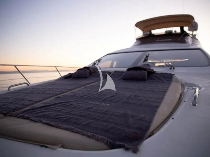 MEDUSA Azimut 68 - foredeck MEDUSA Azimut 68 - foredeck