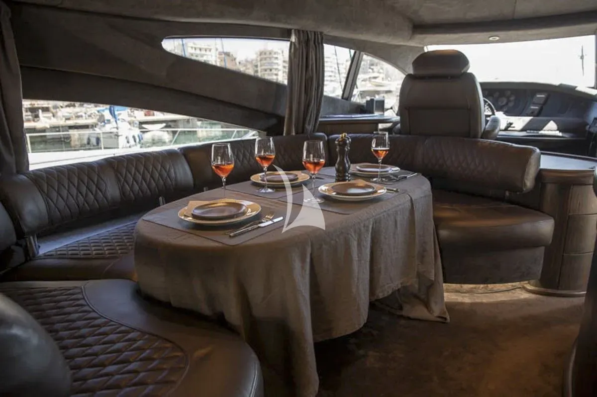 MEDUSA Azimut 68 - indoor dining set up