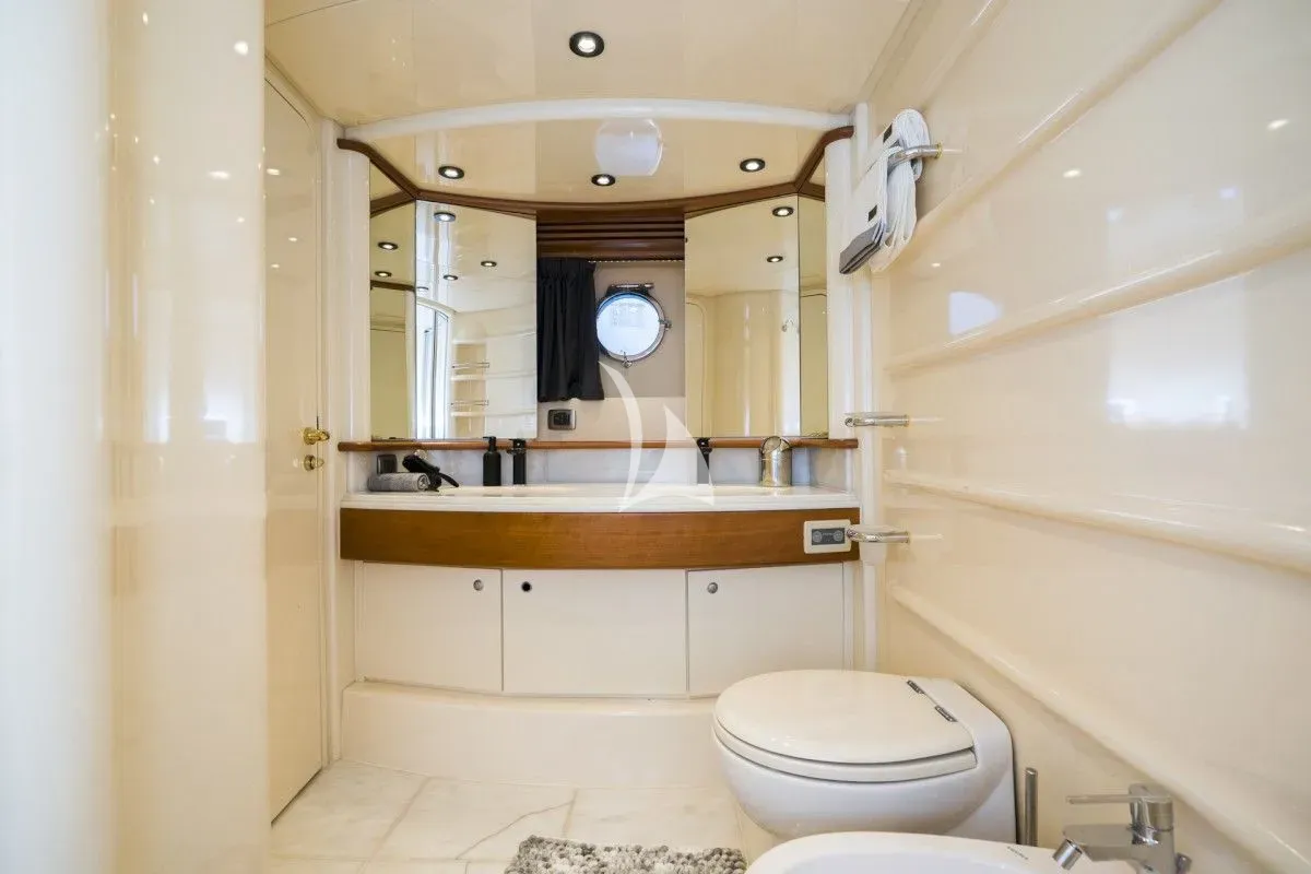 MEDUSA Azimut 68 - master cabin bathroom
