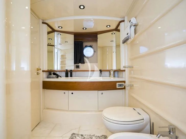 MEDUSA Azimut 68 - master cabin bathroom MEDUSA Azimut 68 - master cabin bathroom