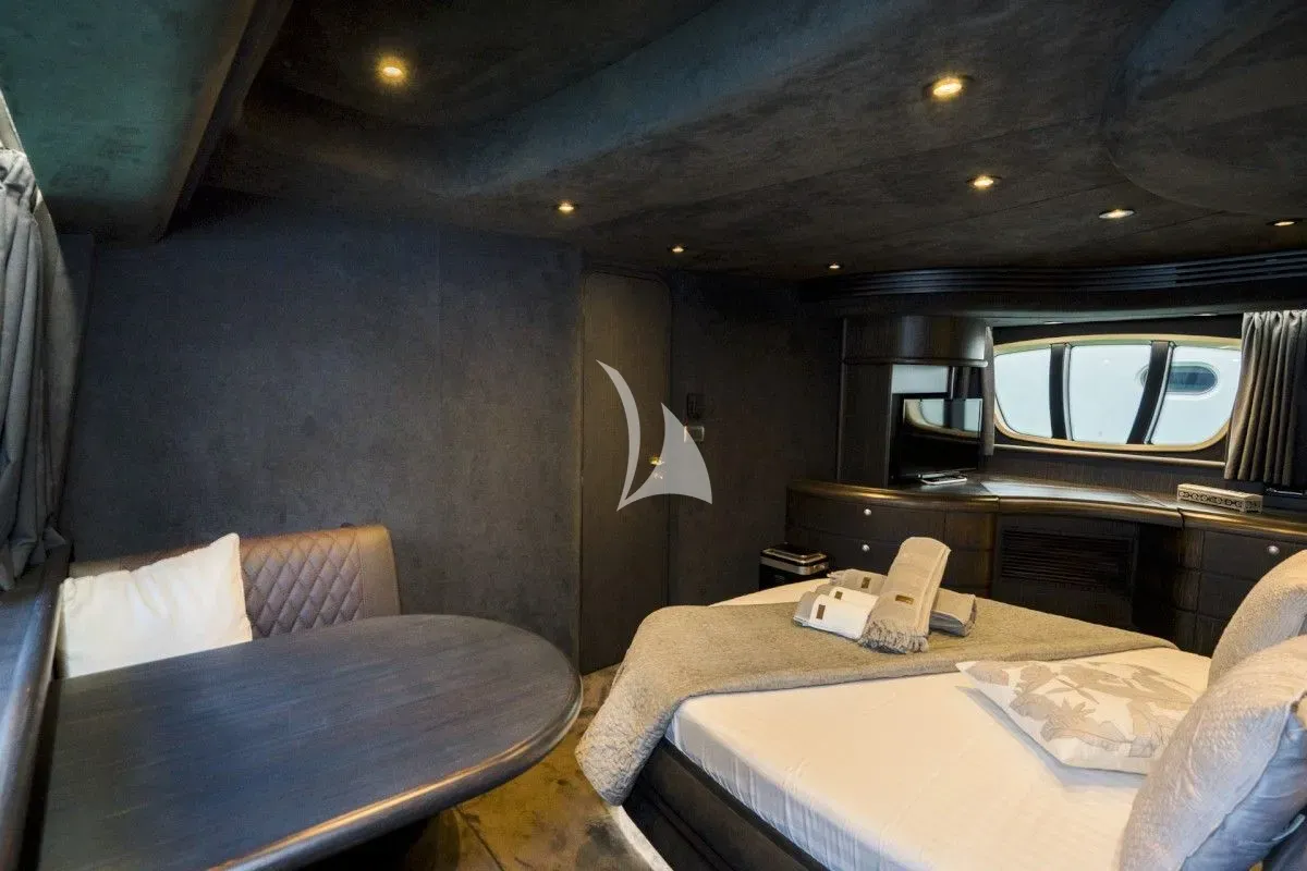 MEDUSA Azimut 68 - master cabin headboard angle