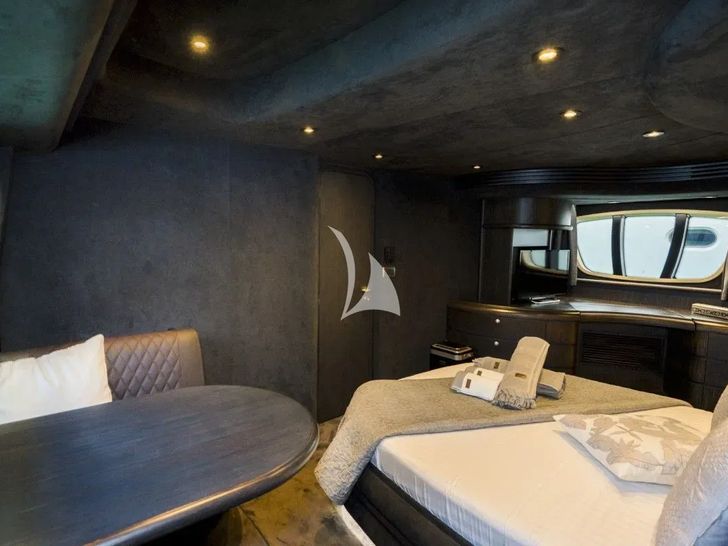 MEDUSA Azimut 68 - master cabin headboard angle MEDUSA Azimut 68 - master cabin headboard angle