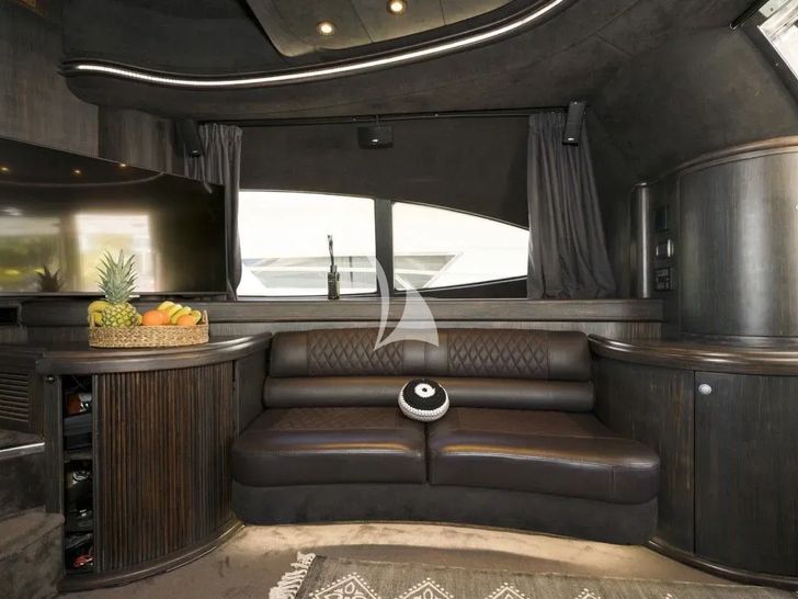 MEDUSA Azimut 68 - saloon side couch MEDUSA Azimut 68 - saloon side couch