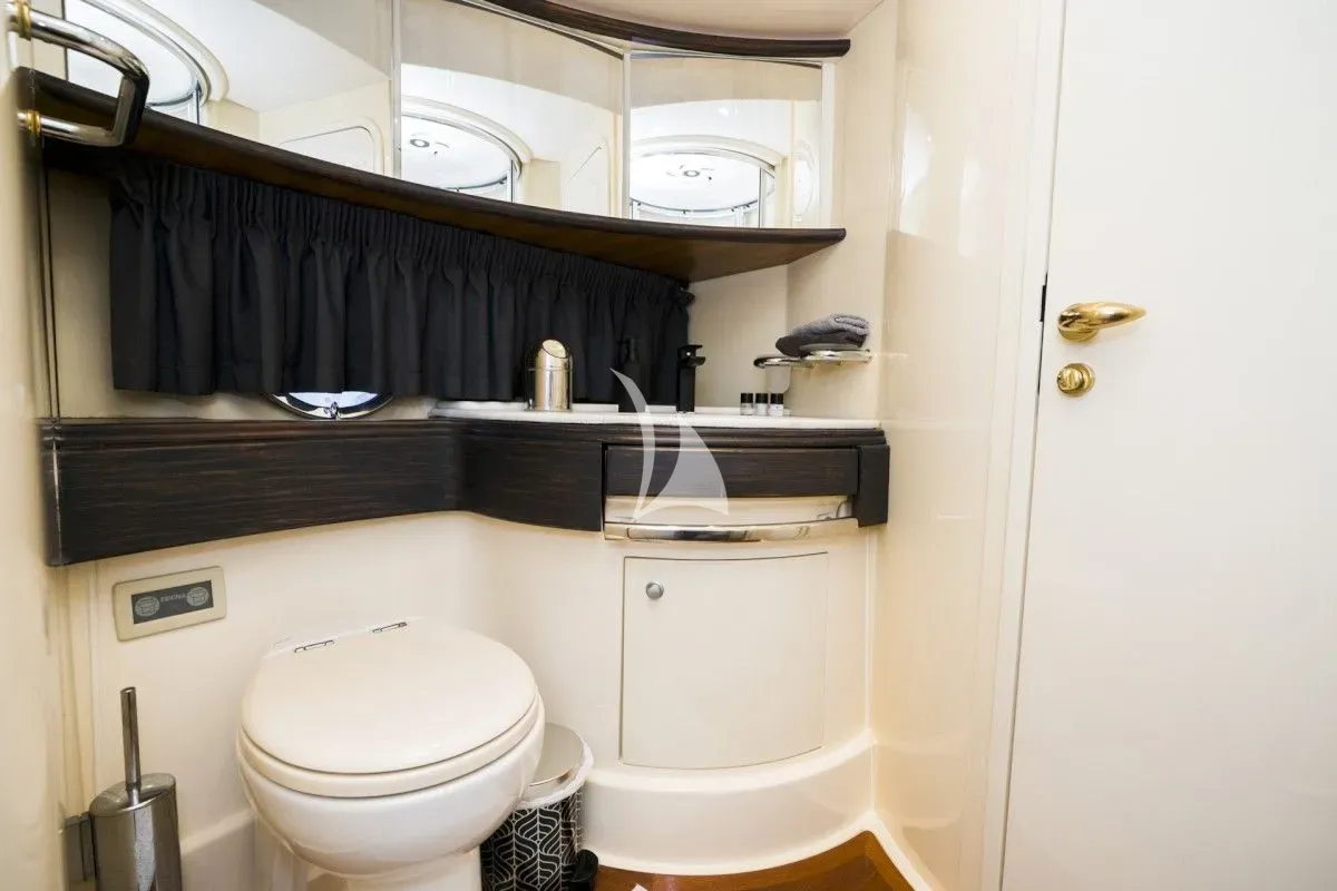 MEDUSA Azimut 68 - twin cabin bathroom
