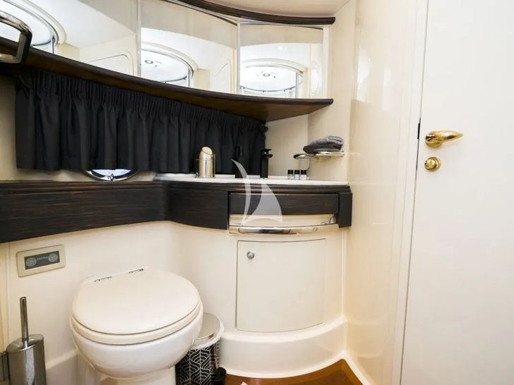 MEDUSA Azimut 68 - twin cabin bathroom MEDUSA Azimut 68 - twin cabin bathroom