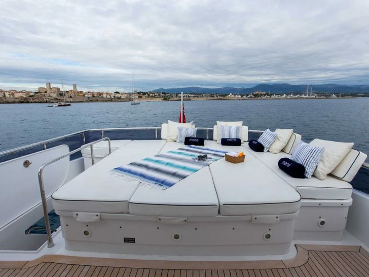 MEME Maiora 24m - flybridge sun beds MEME Maiora 24m - flybridge sun beds