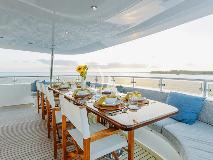 MEMENTO VIVERE Westport 130 - flybridge dining set up MEMENTO VIVERE Westport 130 - flybridge dining set up