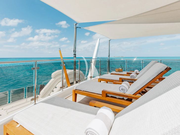 MEMENTO VIVERE Westport 130 - flybridge sun beds MEMENTO VIVERE Westport 130 - flybridge sun beds