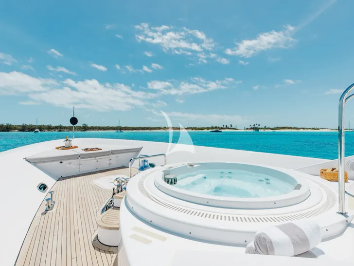 MEMENTO VIVERE Westport 130 - foredeck jacuzzi MEMENTO VIVERE Westport 130 - foredeck jacuzzi