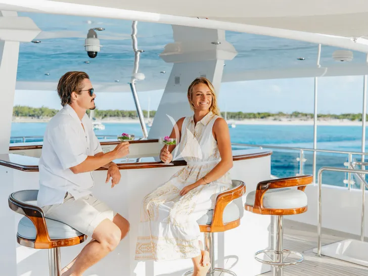 MEMENTO VIVERE Westport 130 - guests in the flybridge bar MEMENTO VIVERE Westport 130 - guests in the flybridge bar