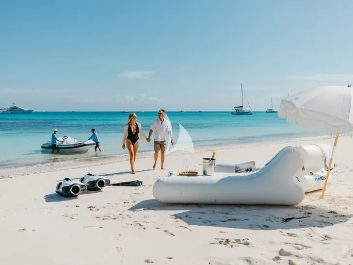 MEMENTO VIVERE Westport 130 - guests on the beach MEMENTO VIVERE Westport 130 - guests on the beach