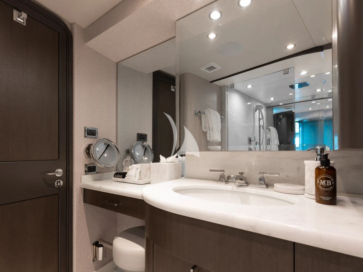 MEMENTO VIVERE Westport 130 - master cabin bathroom vanity area MEMENTO VIVERE Westport 130 - master cabin bathroom vanity area