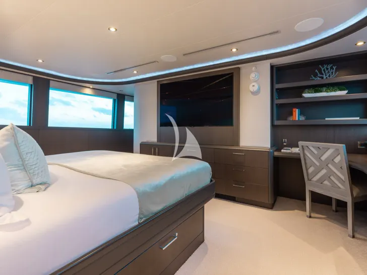 MEMENTO VIVERE Westport 130 - master cabin bed and TV MEMENTO VIVERE Westport 130 - master cabin bed and TV