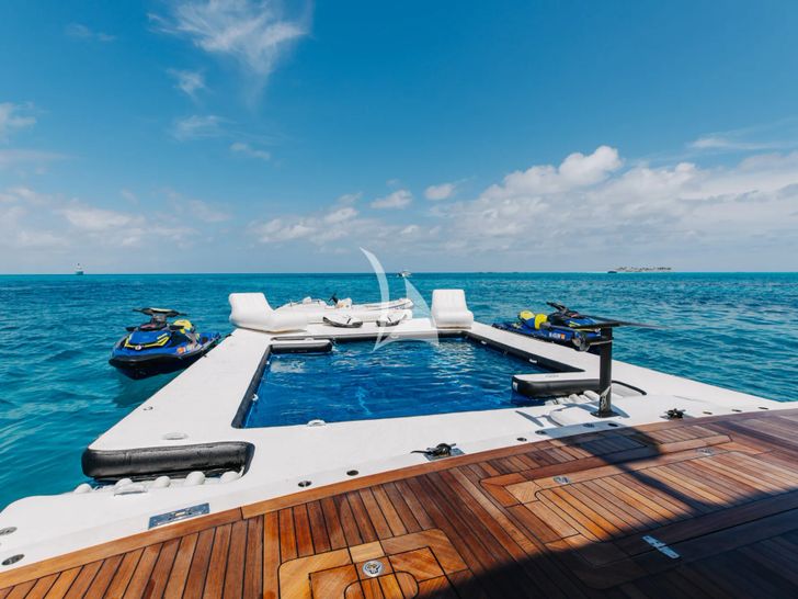 MEMENTO VIVERE Westport 130 - swim platform with inflatable dock MEMENTO VIVERE Westport 130 - swim platform with inflatable dock