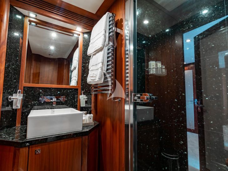 MERCY Sunseeker 121 Yacht - cabin 3 bathroom MERCY Sunseeker 121 Yacht - cabin 3 bathroom