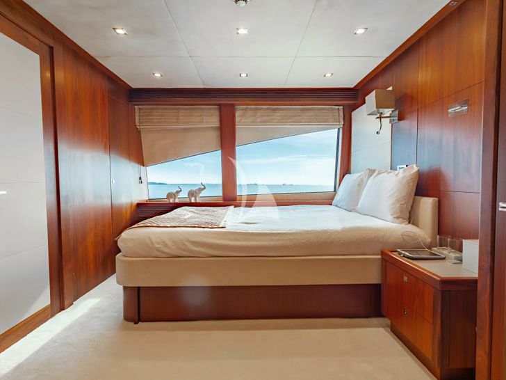 MERCY Sunseeker 121 Yacht - VIP cabin 3 MERCY Sunseeker 121 Yacht - VIP cabin 3