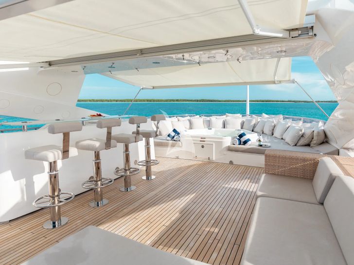 MERCY Sunseeker 121 Yacht - sundeck bar area and jacuzzi MERCY Sunseeker 121 Yacht - sundeck bar area and jacuzzi