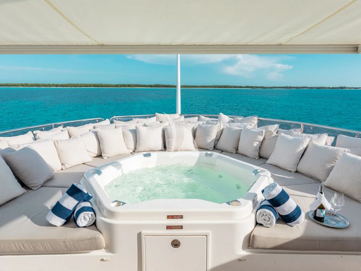 MERCY Sunseeker 121 Yacht - sundeck jacuzzi MERCY Sunseeker 121 Yacht - sundeck jacuzzi