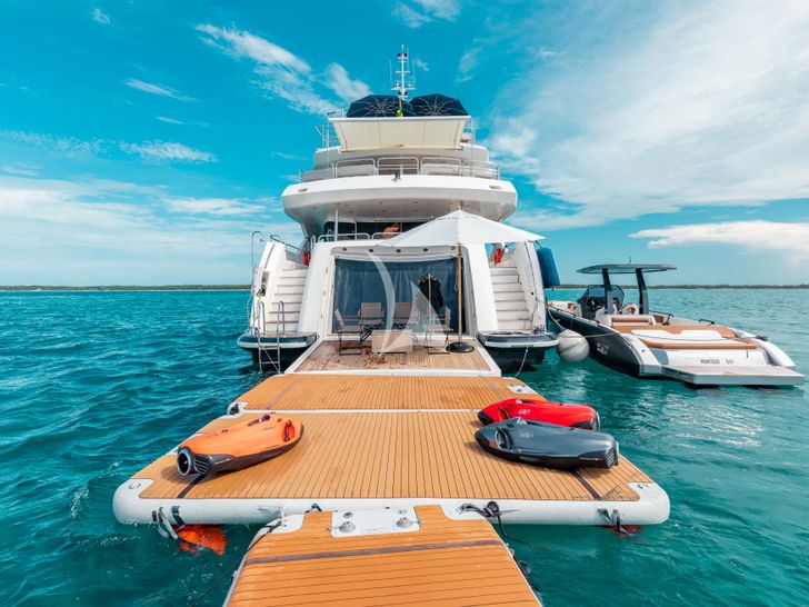 MERCY Sunseeker 121 Yacht - swimming platform with water toys MERCY Sunseeker 121 Yacht - swimming platform with water toys