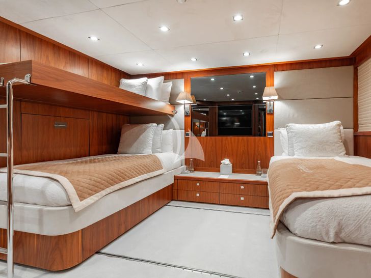 MERCY Sunseeker 121 Yacht - twin cabin 1 with Pullman down MERCY Sunseeker 121 Yacht - twin cabin 1 with Pullman down