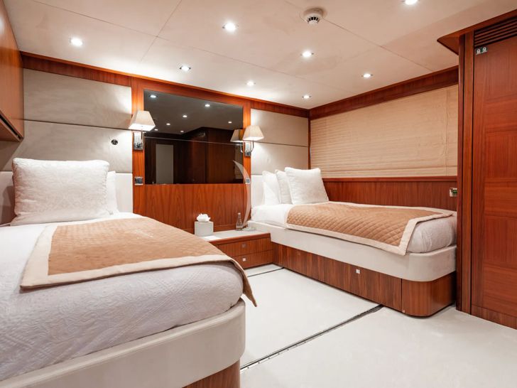 MERCY Sunseeker 121 Yacht - twin cabin 1 MERCY Sunseeker 121 Yacht - twin cabin 1
