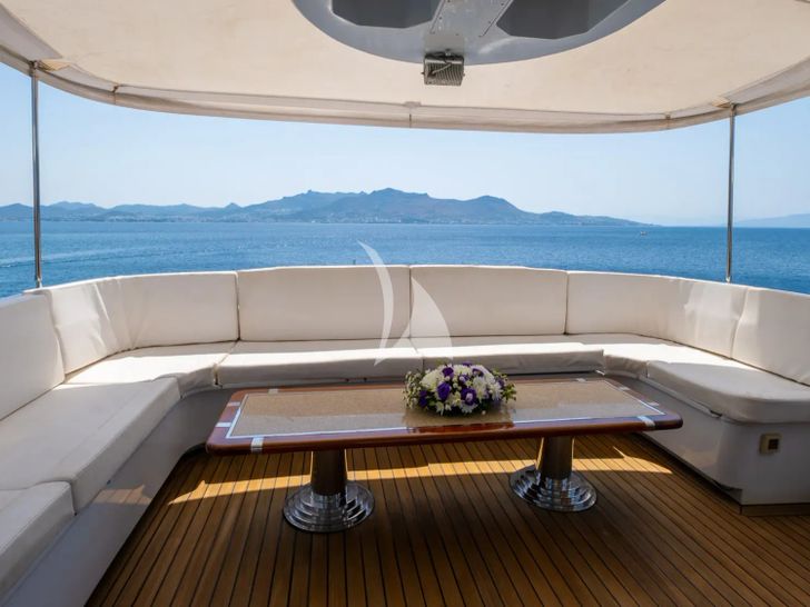 MERVE Broward Marine 40m - aft deck seating MERVE Broward Marine 40m - aft deck seating