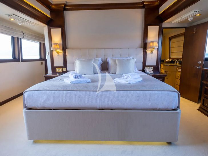 MERVE Broward Marine 40m - master cabin bed MERVE Broward Marine 40m - master cabin bed