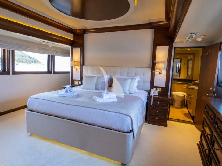MERVE Broward Marine 40m - master cabin MERVE Broward Marine 40m - master cabin