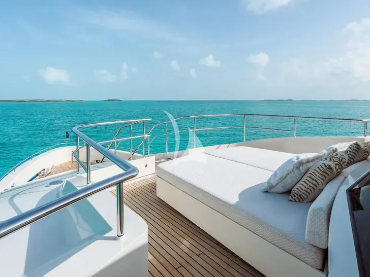 MIDNIGHT SAGA Moonen 110 Mustique - foredeck bronzing area MIDNIGHT SAGA Moonen 110 Mustique - foredeck bronzing area