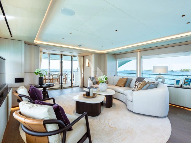MIDNIGHT SAGA Moonen 110 Mustique - main saloon MIDNIGHT SAGA Moonen 110 Mustique - main saloon