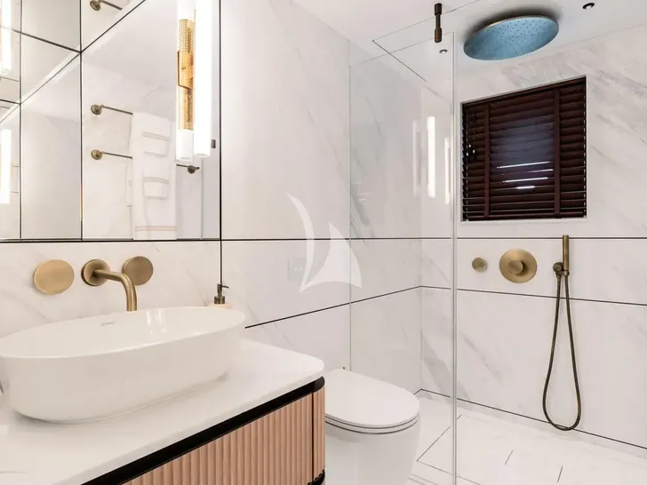 MIDNIGHT SAGA Moonen 110 Mustique - master cabin bathroom MIDNIGHT SAGA Moonen 110 Mustique - master cabin bathroom