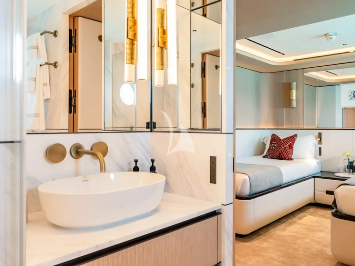 MIDNIGHT SAGA Moonen 110 Mustique - twin cabin bathroom MIDNIGHT SAGA Moonen 110 Mustique - twin cabin bathroom