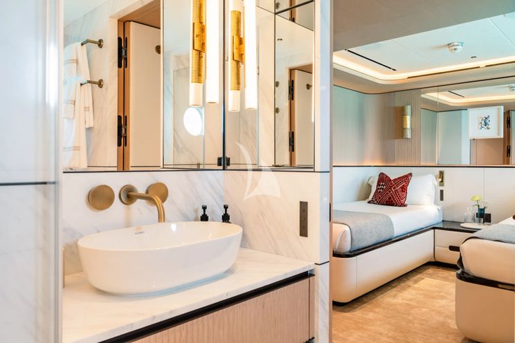 Charter Yacht MIDNIGHT SAGA - Moonen 110 Mustique - 5 Cabins - Cannes - Nice - Antibes - St Tropez - French Riviera - Monaco