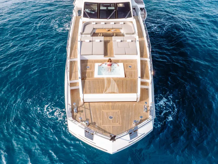 MIKOH Azimut Grande 35m - foredeck MIKOH Azimut Grande 35m - foredeck