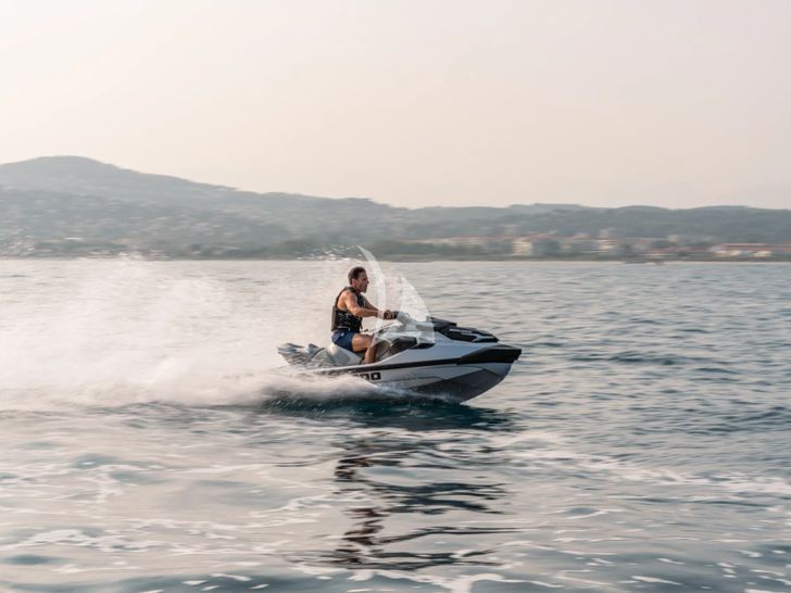 MIKOH Azimut Grande 35m - jet ski MIKOH Azimut Grande 35m - jet ski