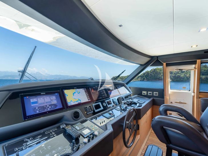 MILENA Custom Line Navetta 28 - cockpit MILENA Custom Line Navetta 28 - cockpit