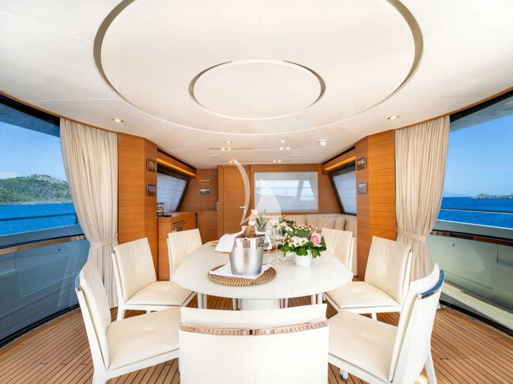 MILENA Custom Line Navetta 28 - sky deck dining MILENA Custom Line Navetta 28 - sky deck dining