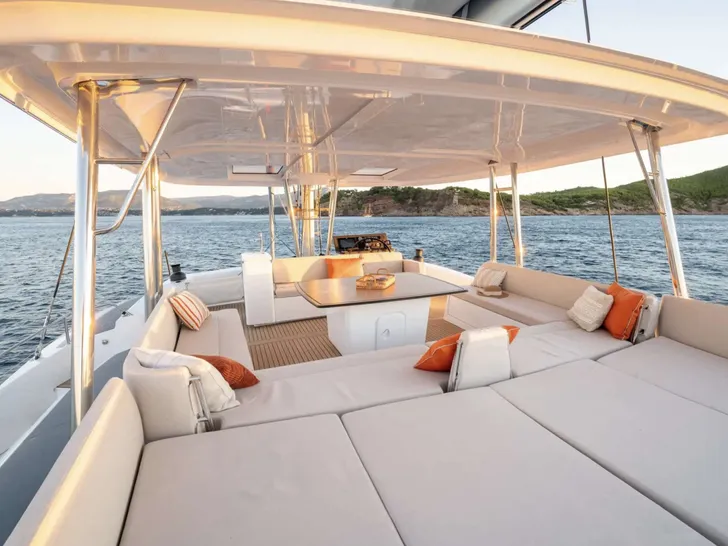 MILLENIUM FALCON II Flybridge Lounge MILLENIUM FALCON II Flybridge Lounge