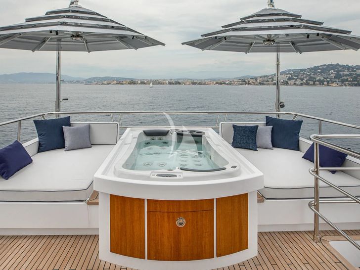 MILLISIME Couach 37m - jacuzzi MILLISIME Couach 37m - jacuzzi