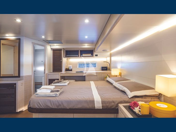MINDFULNESS Advance Yacht A80 master cabin bed