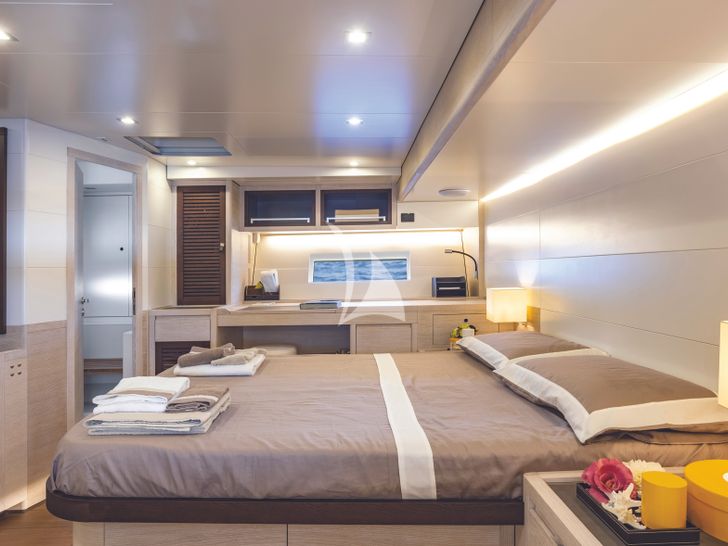 MINDFULNESS Advance Yacht A80 - master cabin bed MINDFULNESS Advance Yacht A80 - master cabin bed