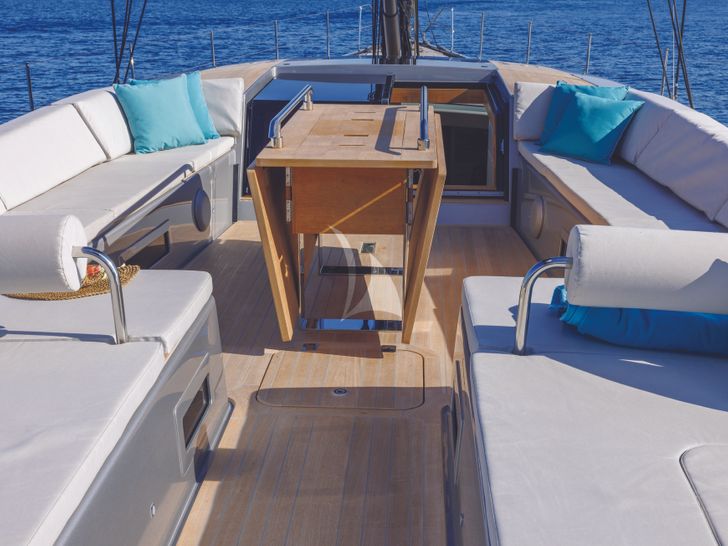 MINDFULNESS Advance Yacht A80 - upper deck seating and dining area MINDFULNESS Advance Yacht A80 - upper deck seating and dining area