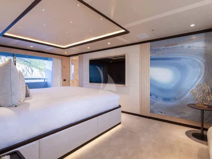 MINE GAMES Benetti B.Now 50 - master cabin bed MINE GAMES Benetti B.Now 50 - master cabin bed