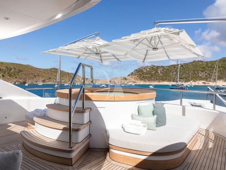 MINE GAMES Benetti B.Now 50 - sun deck jacuzzi MINE GAMES Benetti B.Now 50 - sun deck jacuzzi